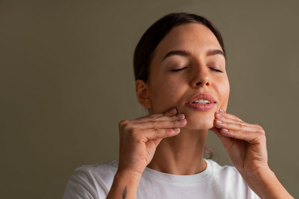 La gymnastique du visage : 5 exercices pour une peau éclatante et tonique